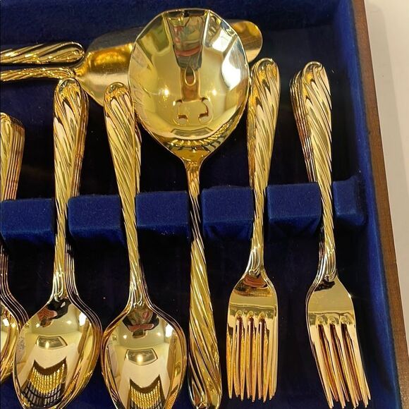Retroneu 18/0 Japan Gold Tone Stainless Flatware Twist 66 Piece Serving for 12 - Picture 8 of 12
